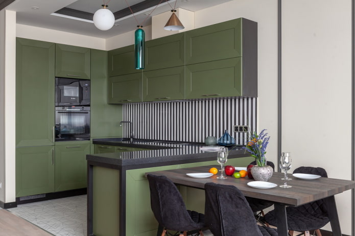 mēbeles virtuves interjerā zaļās krāsās
