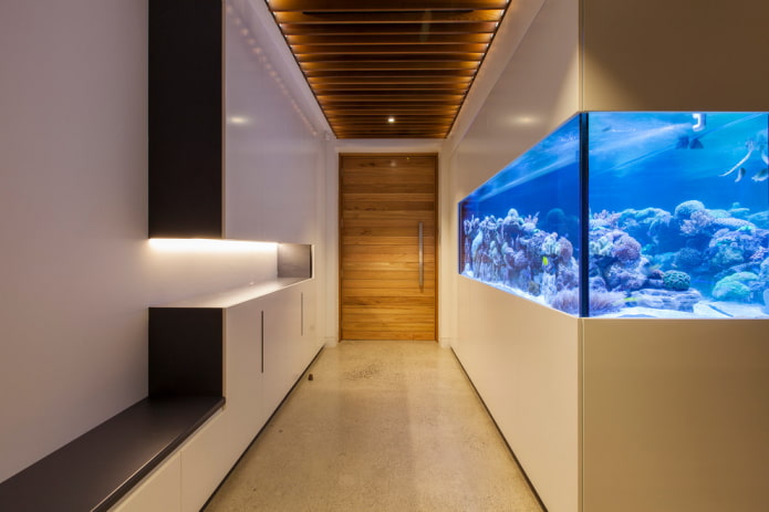 couloir intérieur avec un aquarium