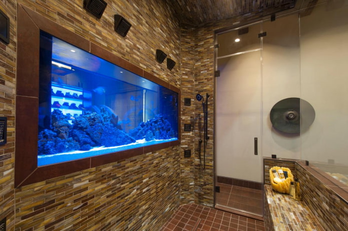 vonios kambario interjeras su akvariumu