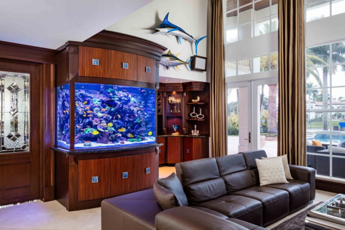 interior cu un acvariu încorporat în mobilier