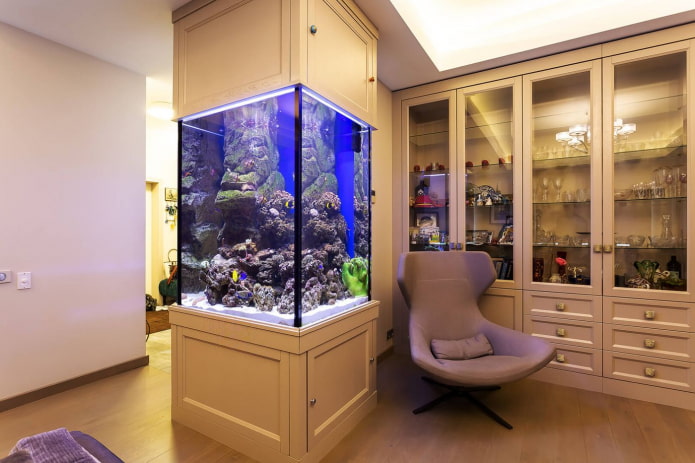 belső terek egy bútorba épített akváriummal
