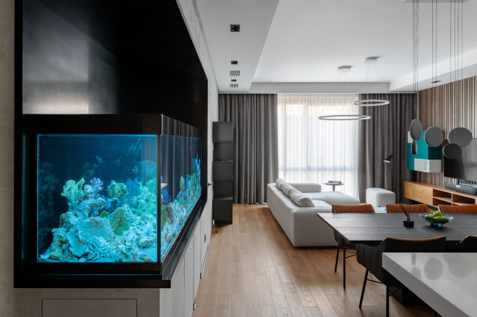 intérieur de l'appartement avec aquarium