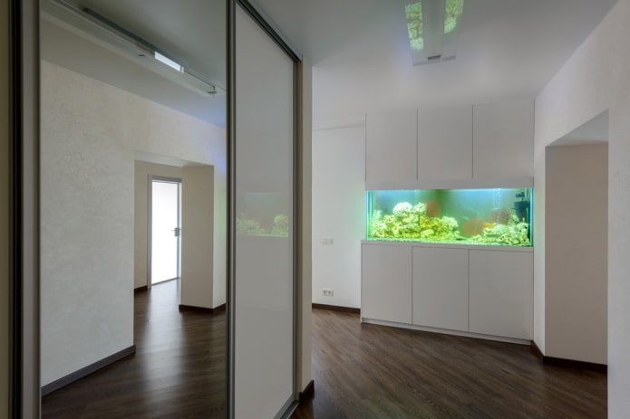 wnętrze w stylu minimalizmu z akwarium