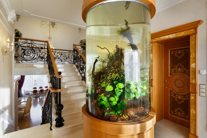 аквариум близо до стълбите в частна къща