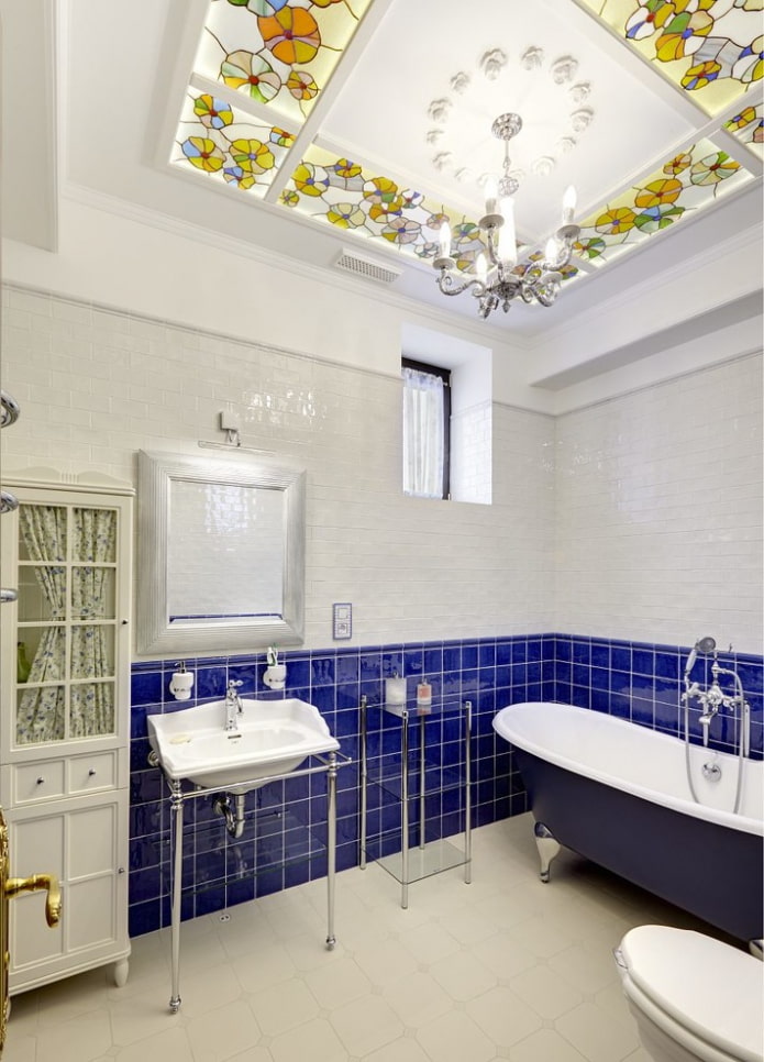 vitražai ant lubų vonios kambaryje