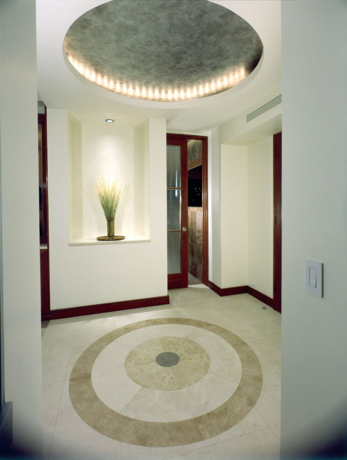 таван във формата на кръг в коридора