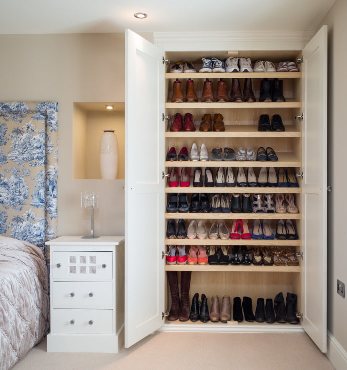 almacenamiento de zapatos en el armario