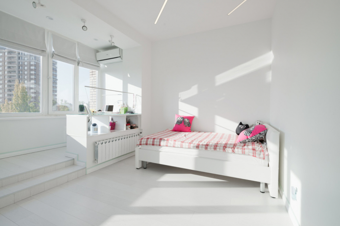 dormitorio blanco combinado con un balcón