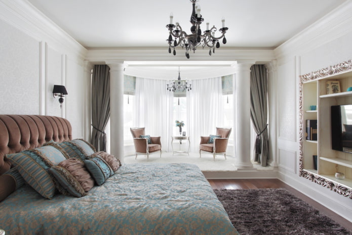 dormitor în stil clasic, cu balcon