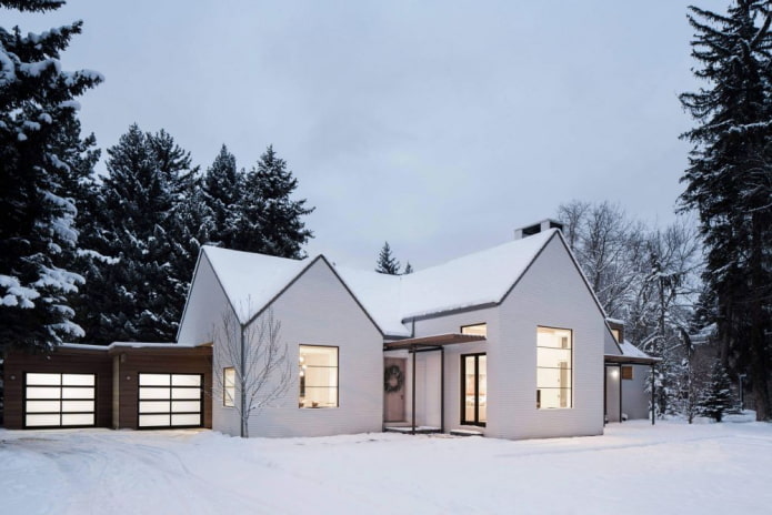 baltas namas skandinaviško stiliaus