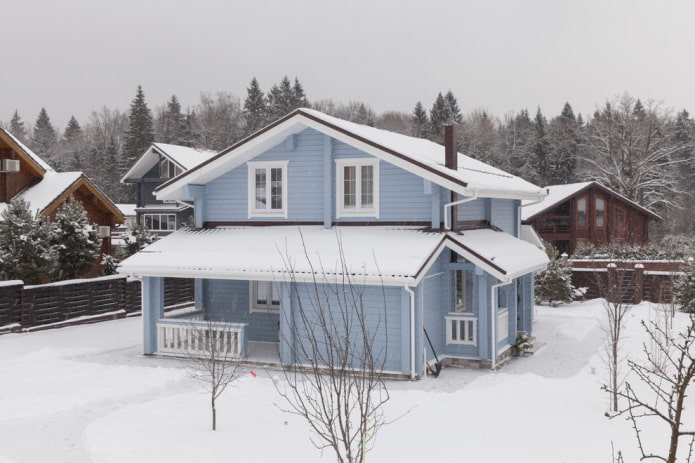 mặt tiền ngôi nhà với tông màu xanh