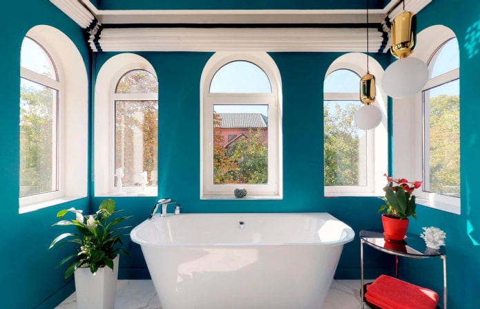 spalvotas vonios kambario dizainas Viduržemio jūros stiliaus