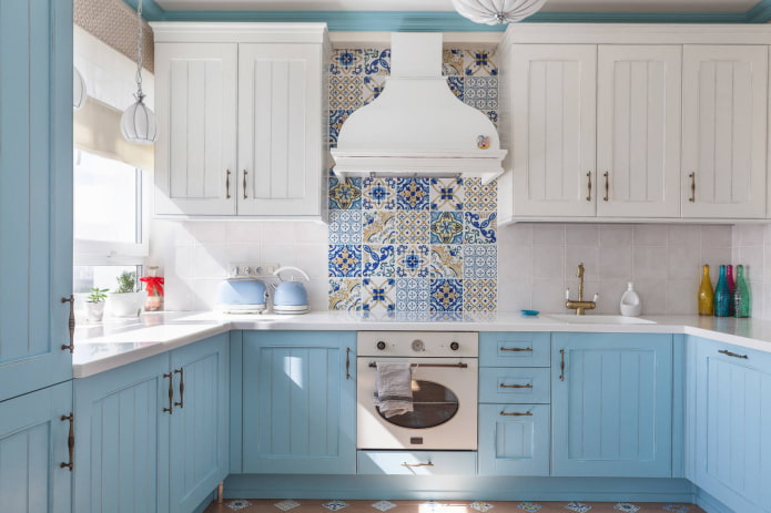 Dapur biru dan putih
