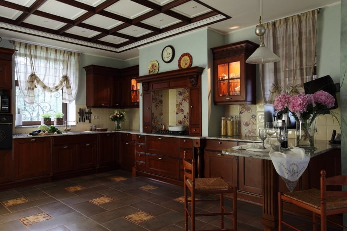 indretning og belysning af køkkenrummet i engelsk stil