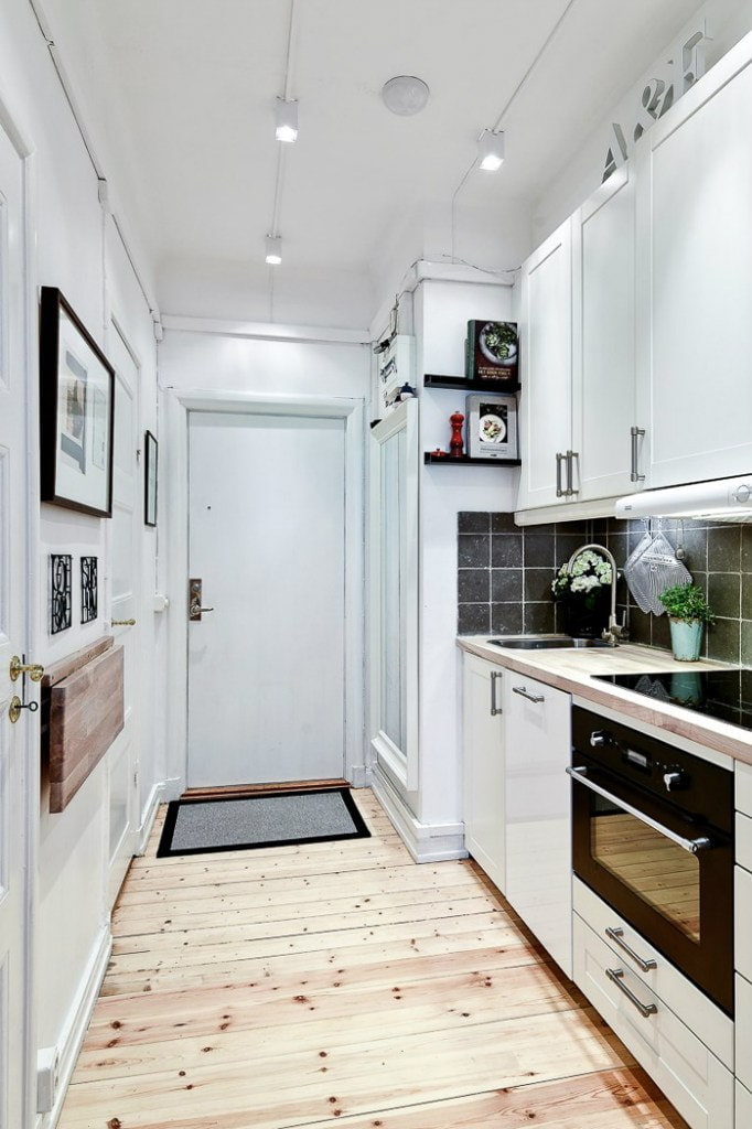 hvitt kjøkken i gangen