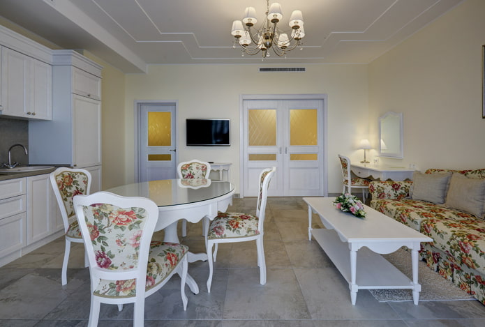 Provence-stílusú konyha-nappali belső kialakítása