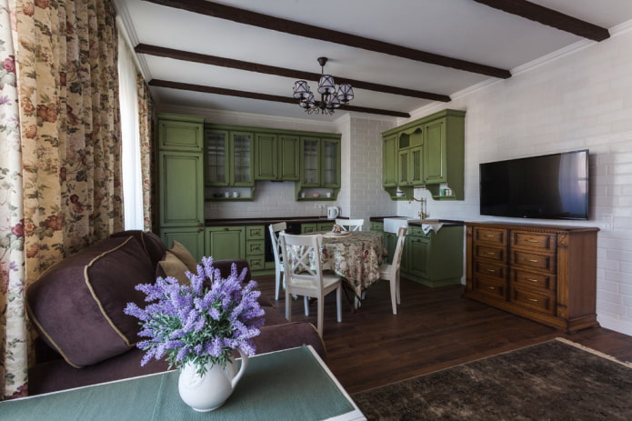 inredning och textilier i det inre av kök-vardagsrummet i provencalsk stil