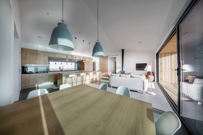 moderne interiør i køkken-stuen