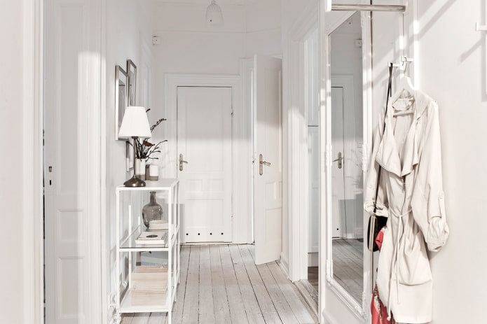 Skandináv stílusú fehér folyosó belső tere