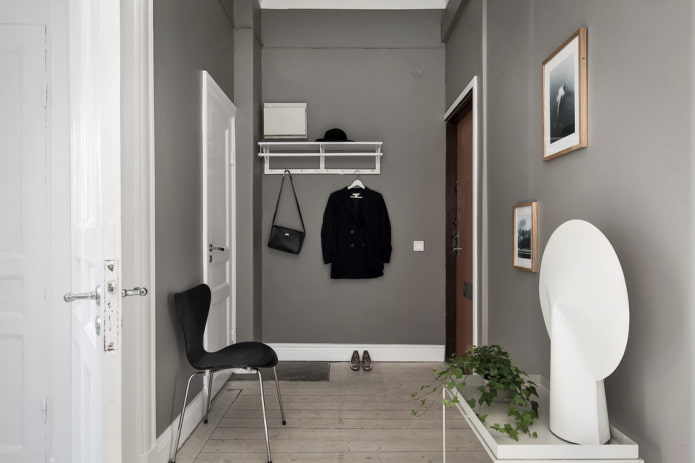 Skandinaviško stiliaus pilkos spalvos koridoriaus dizainas