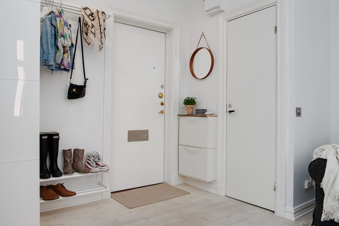 Interijer bijelog hodnika u skandinavskom stilu