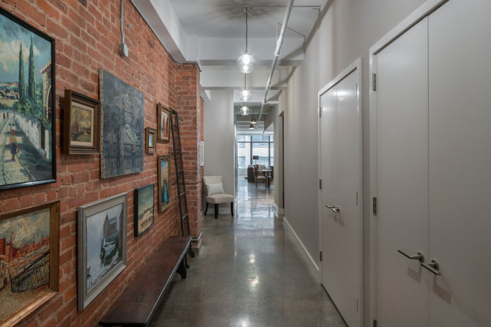 corredor de estilo industrial com parede de tijolos