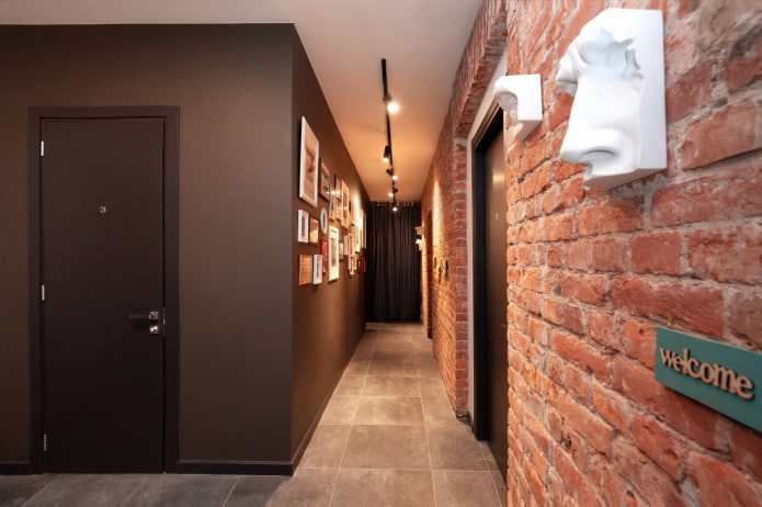couloir de style industriel avec mur de briques