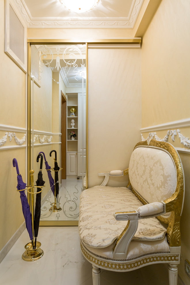 мебели за коридор в класически стил