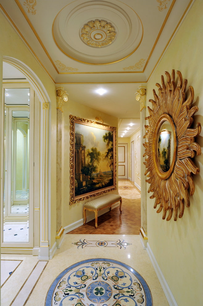 decoración clásica del corredor