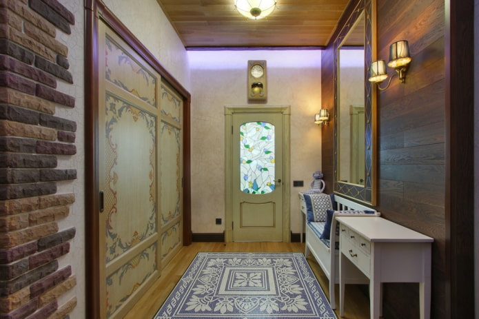 Décoration couloir de style provençal