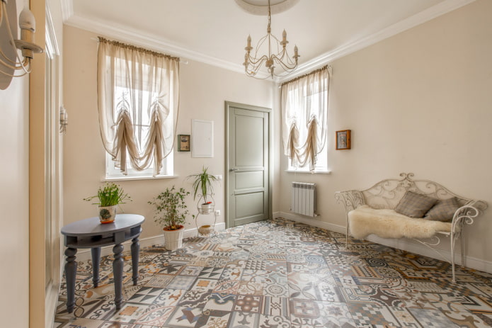 dekor och tillbehör i korridorens inre i provence-stil