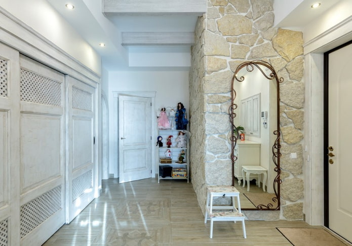 Korridor dekorasjon i Provence-stil