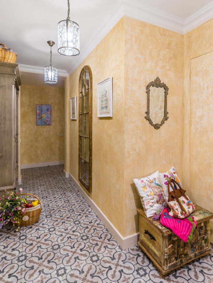 dekor och tillbehör i korridorens inre i provence-stil