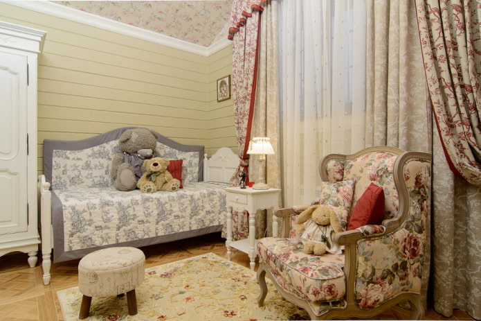Muebles en el interior de una habitación infantil en el estilo de provenza