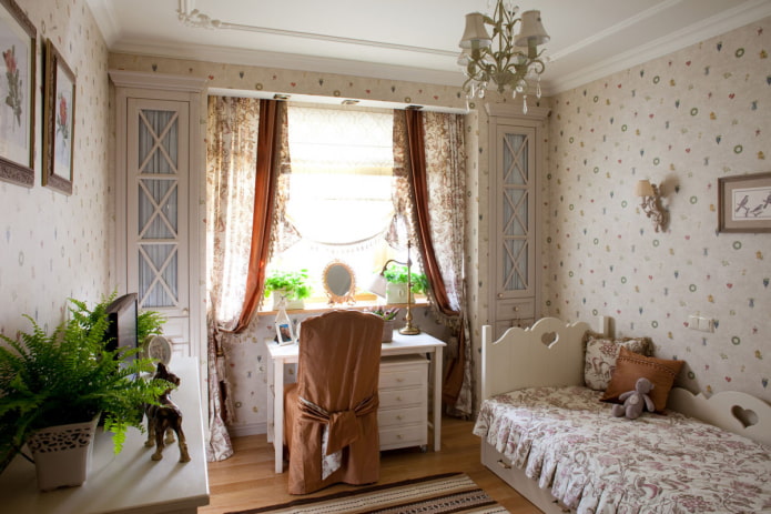 textiles et décoration dans une chambre d'enfant de style provençal
