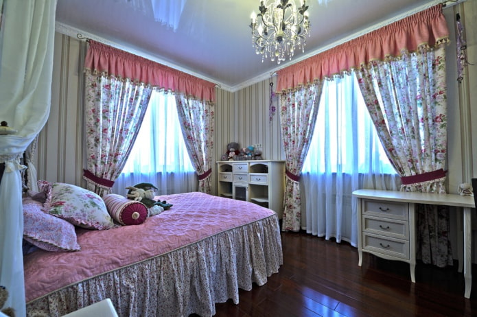 tekstiler og indretning i et børns soveværelse i provencalsk stil