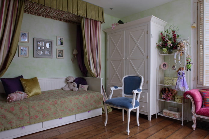Provencal tarzında bir çocuk yatak odasında tekstil ve dekor
