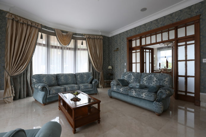 záclony a textilie v obývacím pokoji v interiéru domu