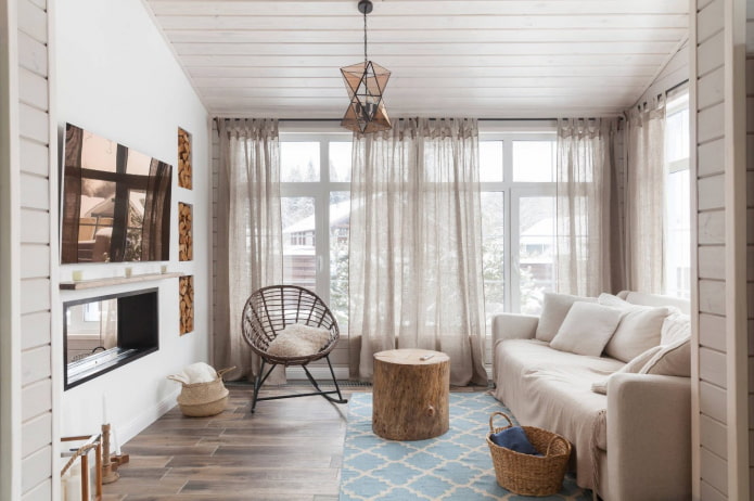 Stue i skandinavisk stil i det indre av huset