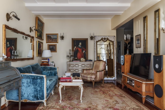 gardiner och dekor i vardagsrummet i klassisk stil