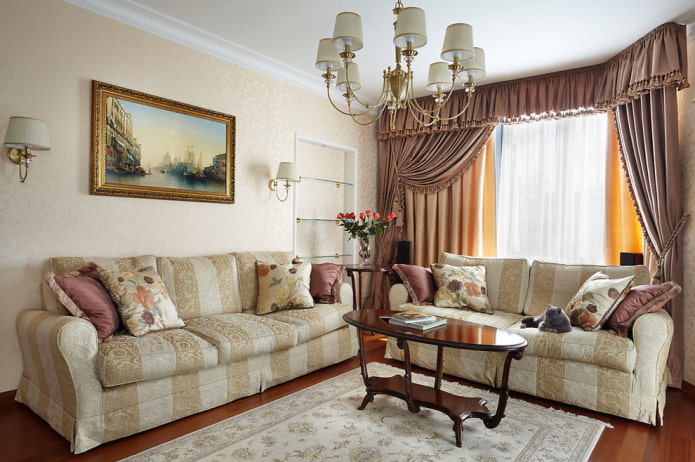 cortinas y decoración en la sala de estar en un estilo clásico