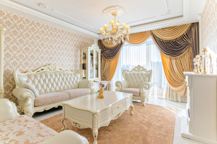 függönyök és dekoráció a nappali szobájában, klasszikus stílusban