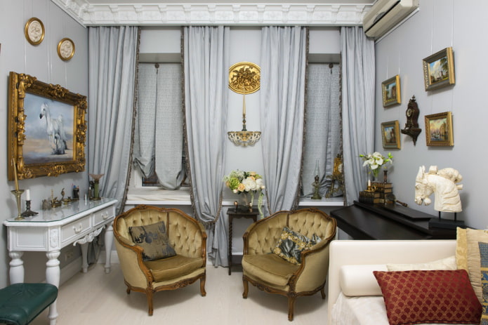 cortinas e decoração na sala de estar em estilo clássico