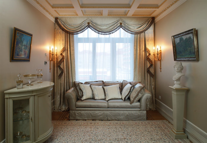 gardiner och dekor i vardagsrummet i klassisk stil