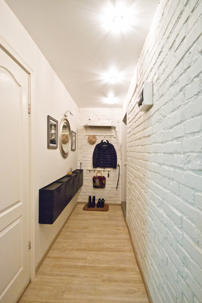 vita väggar i korridoren