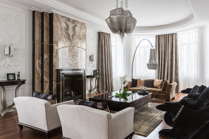 kamīns neoklasicisma stilā viesistabas interjerā