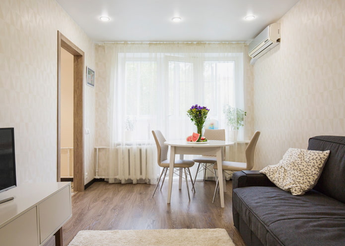 soggiorno beige all'interno dell'appartamento Krusciov