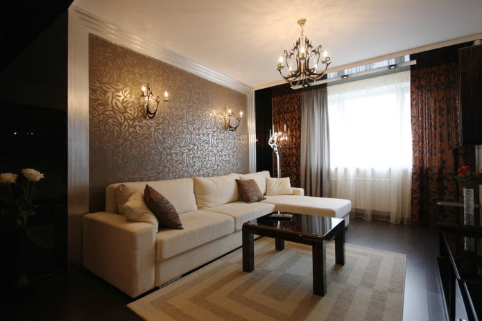 sala de estar marrón en el interior del apartamento Jruschov