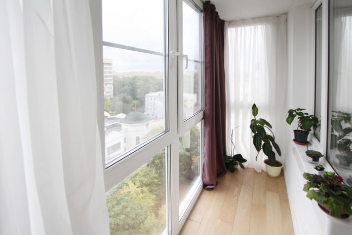 balcon vitrage dans l'appartement Khrouchtchev