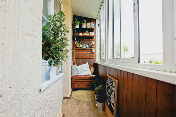 Vorhänge und Dekor auf dem Balkon in der Wohnung Chruschtschow